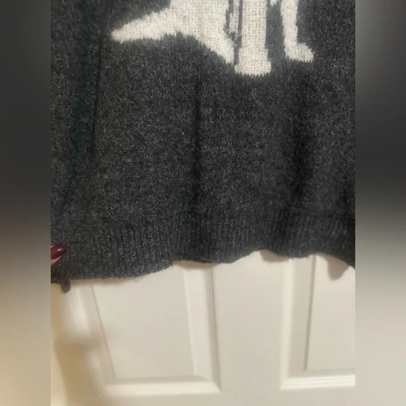 Women’s Cupcakes & Cashmere Gray Crewneck Long Sleeve Puppy Logo Sweater. Small - Picture 4 of 7